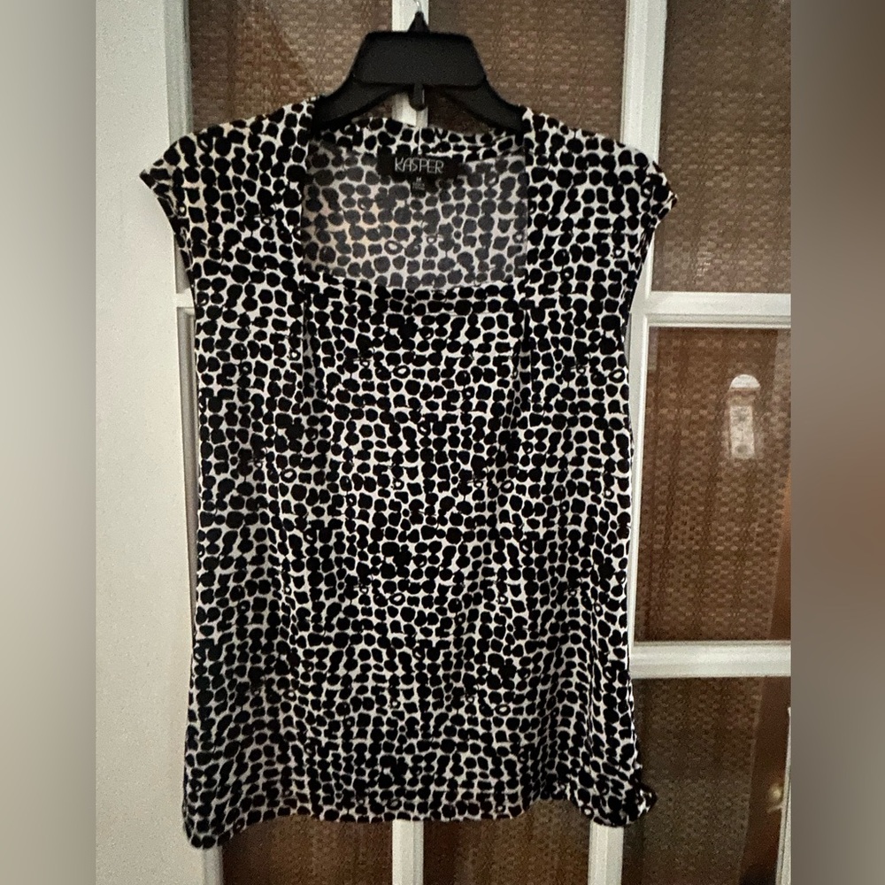 Kasper Black & White Patterned Top Perfect under suits or worn solo. EUC SZ M